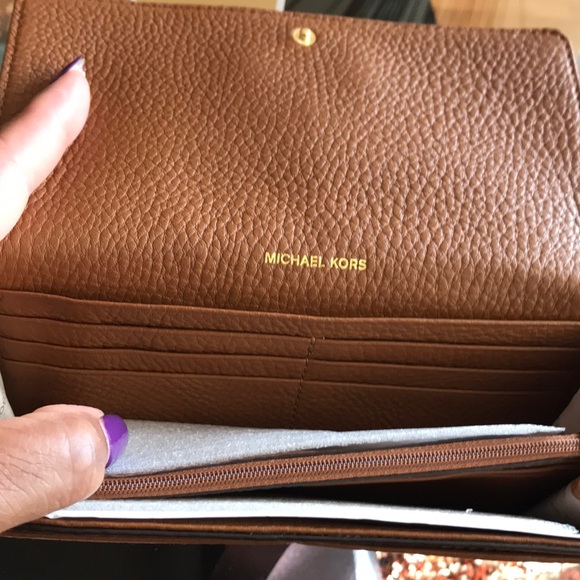 Michael Kors Wallet - Picture 4 of 7
